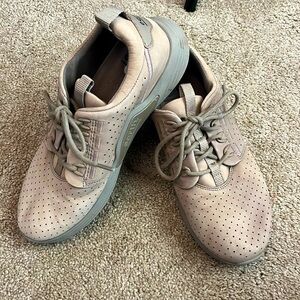 Earth size 10 tennis shoes